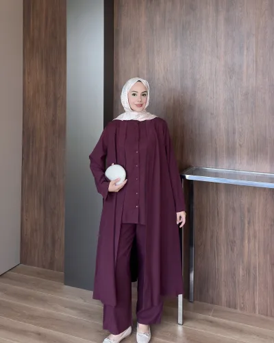 Model wearing the Loren Set in Burgundy